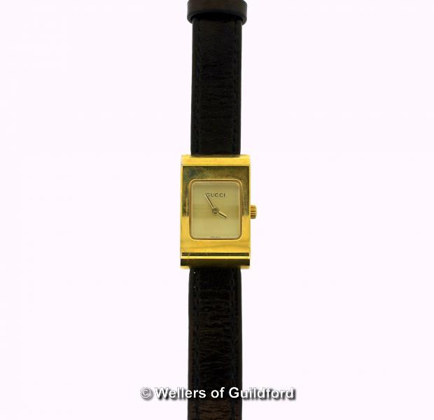 Ladies' Gucci 2300L wristwatch, rectangular gold coloured dial, on dark brown leather strap, spare - Image 2 of 2