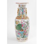 Große Vase mit Vogeldarstellungen. China, Porzellan, ungemarkt. Schlanke Balustervase mit hohem Hals