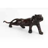 Tiger - Bronze. Japan, Meiji-Zeit, signiert Seiya Genryusai. Brüllender Tiger mit gestrecktem