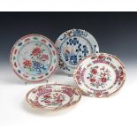 4 verschiedene Teller mit Blumenmotiven. China, Porzellan. Teller mit Unterglasur-Blaumalerei und