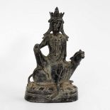 Guanyin auf Reittier. Tibet frühes 19.Jh., Bronze mit alter Patina. Rückseitig im Sockel