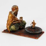 Wiener Bronze: Araber beim Tee. Polychrom gefasst, Vasenmarke Bergmann mit Nr. "2". Auf buntem