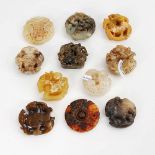 Sammlung von 11 kleinen Jadescheiben. Amulette aus unterschiedlichen Steinfarben, alle