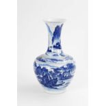 Vase mit langem Hals. China, gemarkt Qianlong, Porzellan mit Unterglasur- Blaumalerei. Bauchige