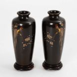 Kleines Vasenpaar mit Hahn. Japan, wohl Meiji-Zeit, Rückseitig mit Signatur. Schlanke Balusterform