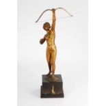 Schwalenberg: Bogenschützin (Diana?). Bronze altgoldfarben gefasst, bezeichnet, gestufter