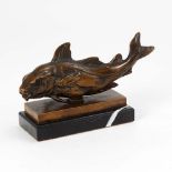 Vordermayer, Ludwig zugeschrieben: Fischfigur. Bronze patiniert, Gravur "Nordsee H.F.Wriedt 9.X.