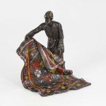 Große Wiener Bronze: Teppichhändler. Polychrom gefasst, "Bergmann" gemarkt. Stehender Orientale im