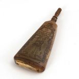 Barocke Pulverflasche 1783. Kuhhorn leicht einseitig gewölbt gepresst, mit graviertem Datum am