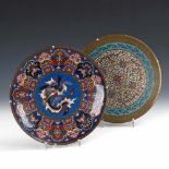 2 Cloisonné-Teller. China. Teller mit dunkelblauem Grund und farbkräftigen, geometrisch wirkenden