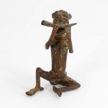 Musizierender. Afrika, Bronze. Sitzender bärtiger Mann, auf einem Horn spielend. Figur mit Patina. H