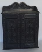 A small Antique hanging oak wall cabinet. Est. £30