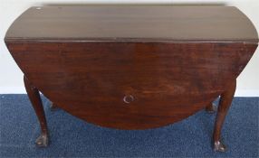 A heavy mahogany oval drop leaf table. Est. £60 -