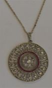 An attractive paste necklace/pendant on fine link