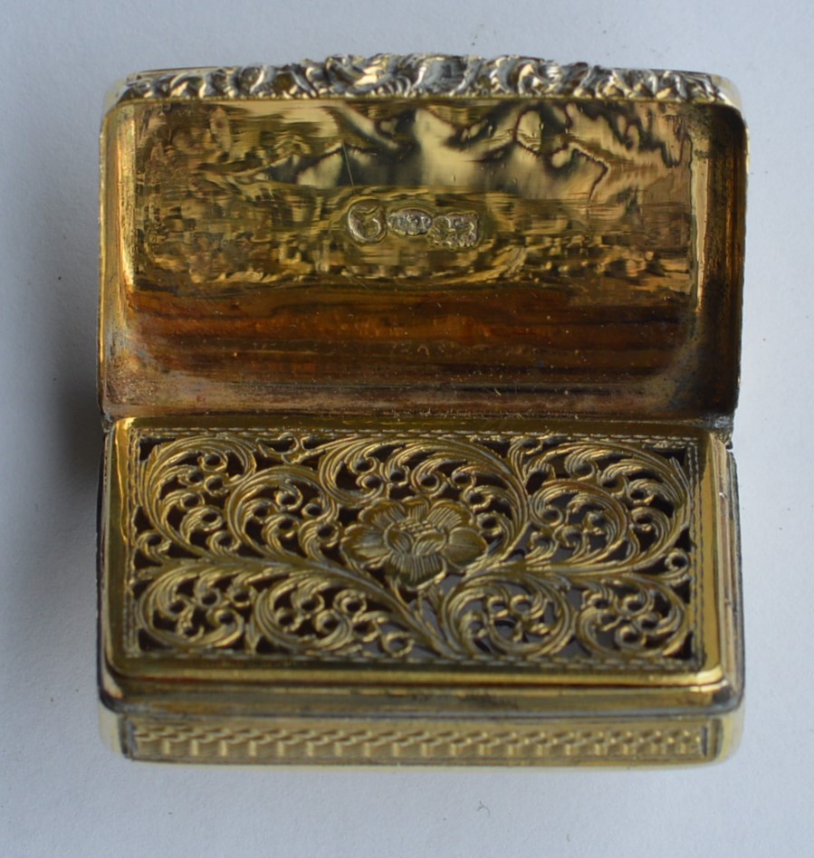 A good quality silver gilt vinaigrette with floral - Image 2 of 2