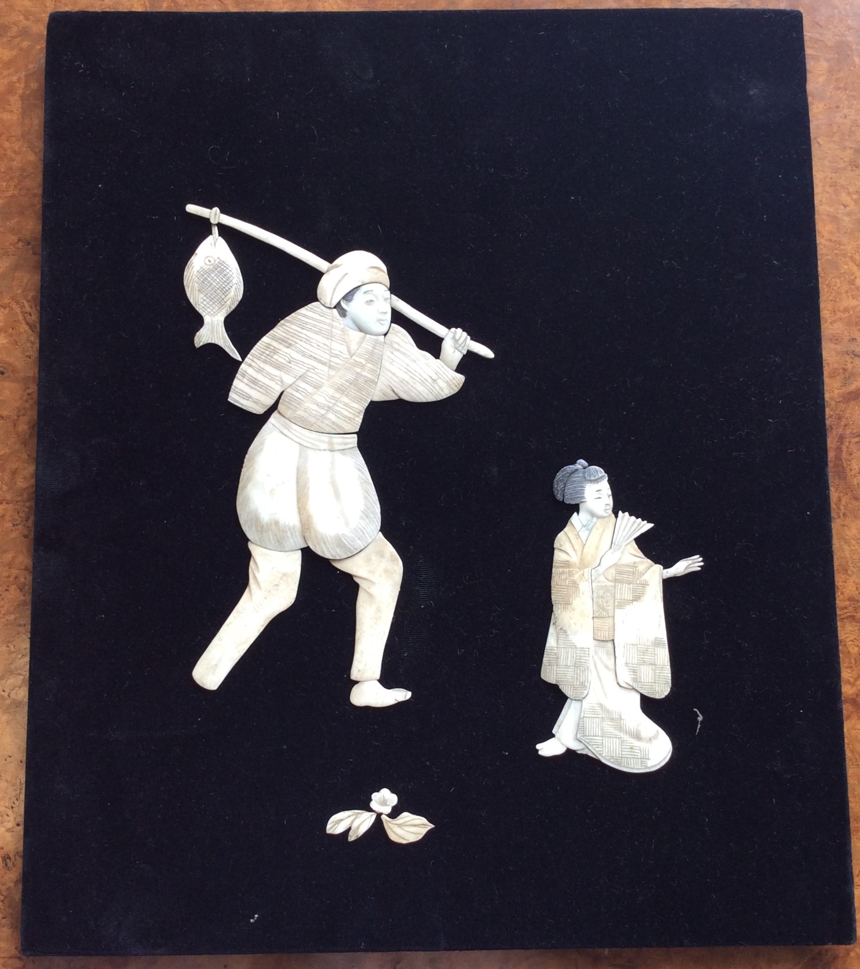 A small carved ivory wall hanging of a fisherman t - Image 2 of 2