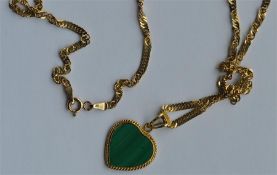 A small gold malachite pendant on fine link 9 cara