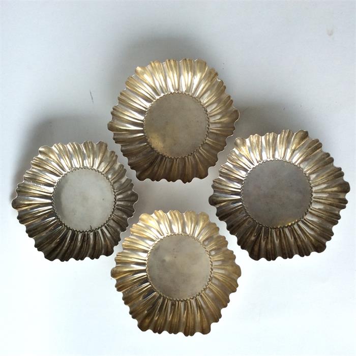 A good set of four bonbon dishes with crimped rims - Image 3 of 4