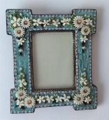 A small square daisy mounted frame with canted cor