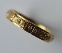 A good Antique keeper ring with hinged sides revea