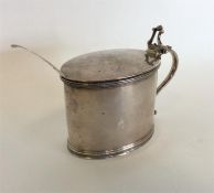 A Georgian hinged top mustard pot with gilt interi