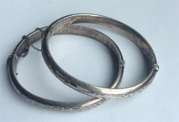 Two engraved hinged bangles. Approx. 25 grams. Est