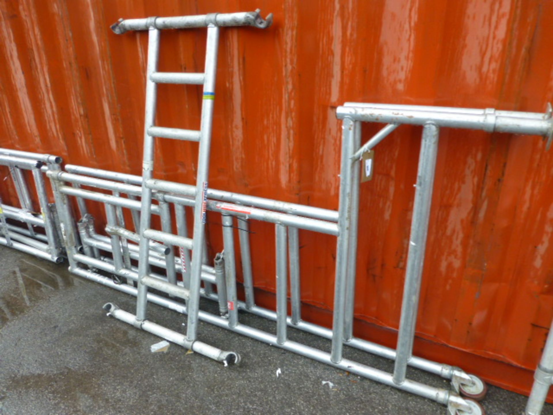 Large aluminium folding platform with one large strut