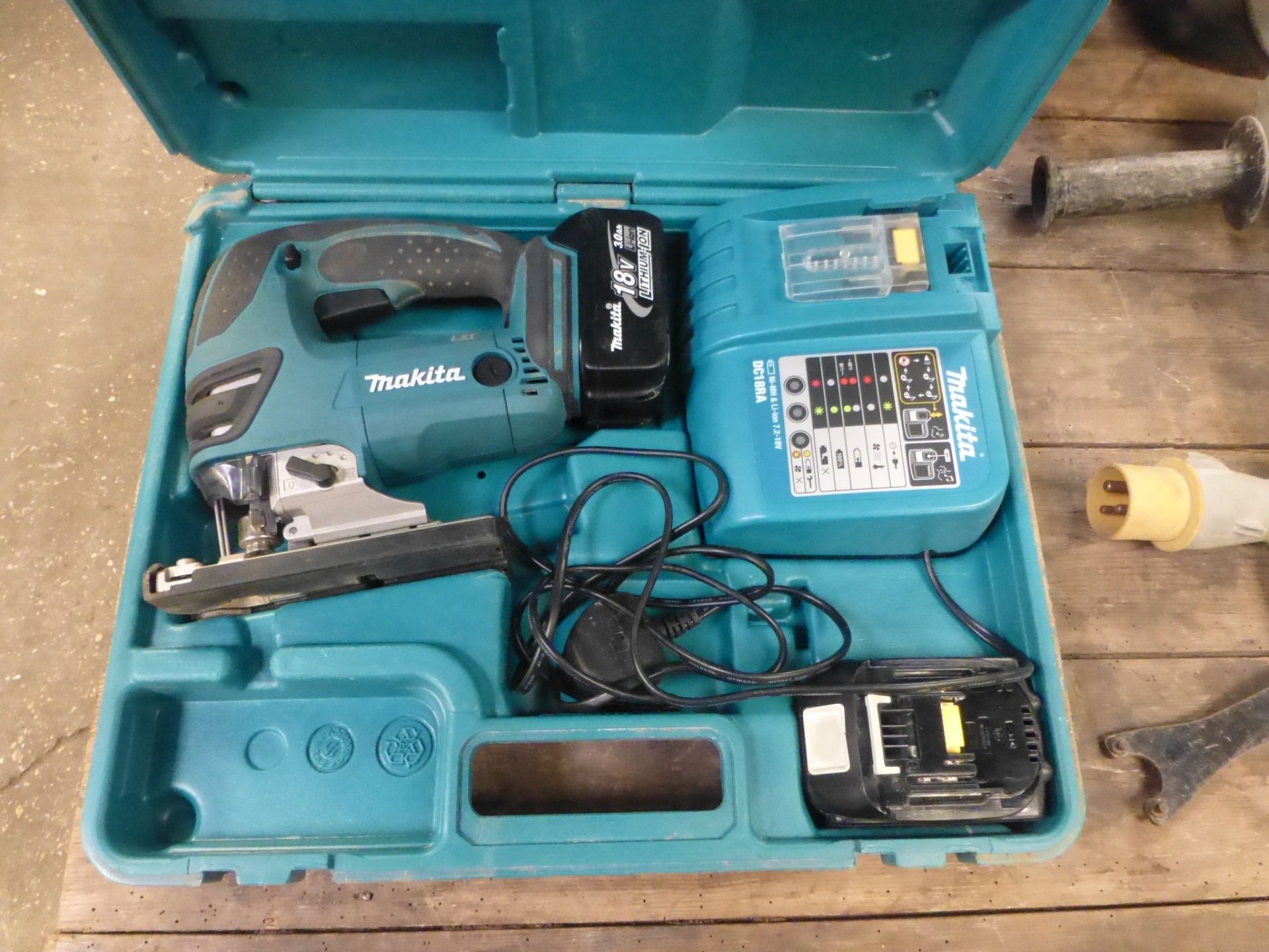 Makita LXT 18V jigsaw with 2 batteries charger and case (S 318906)