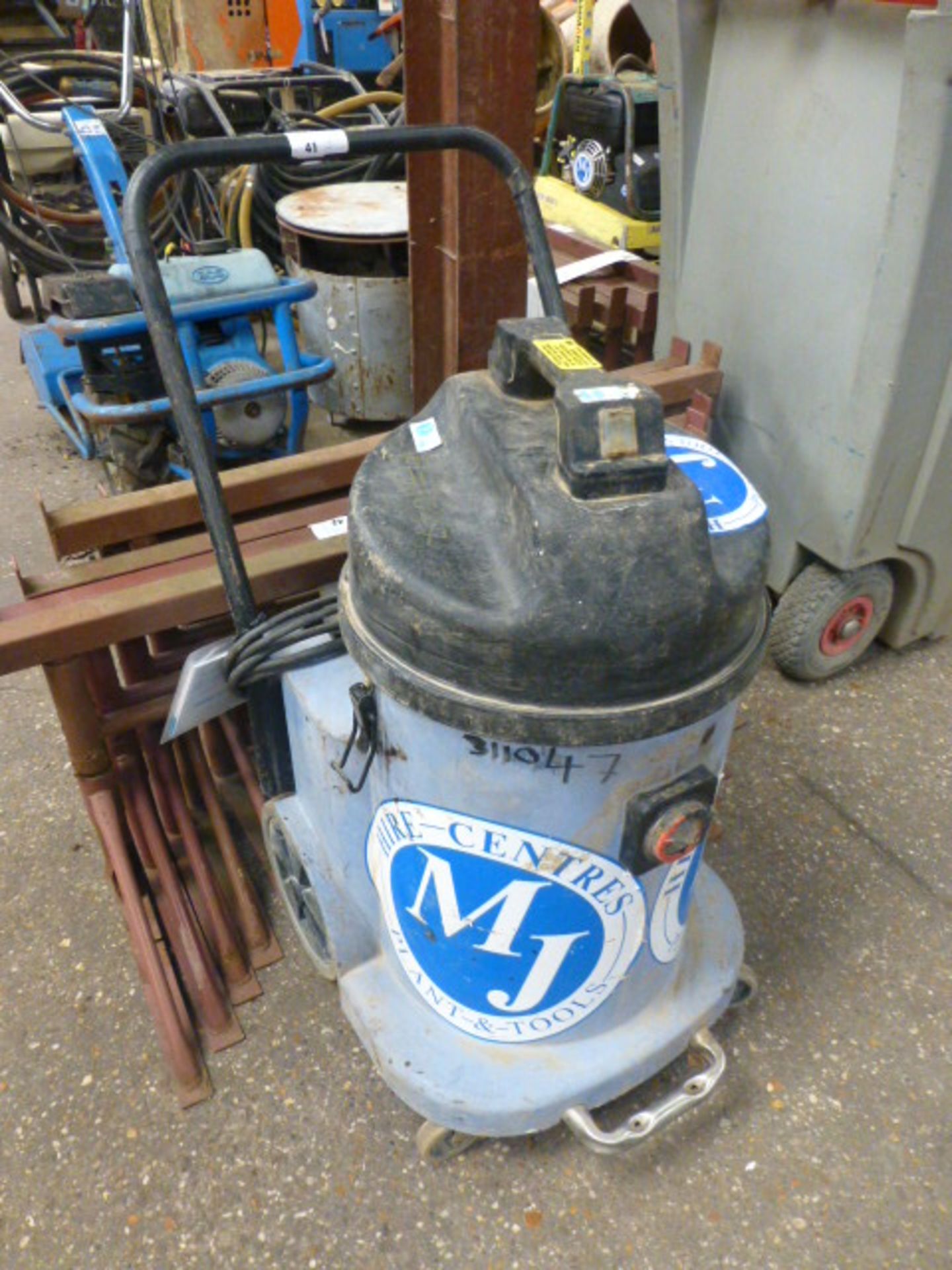 (72) Pneumatic commercial vacuum cleaner (MK 311047)