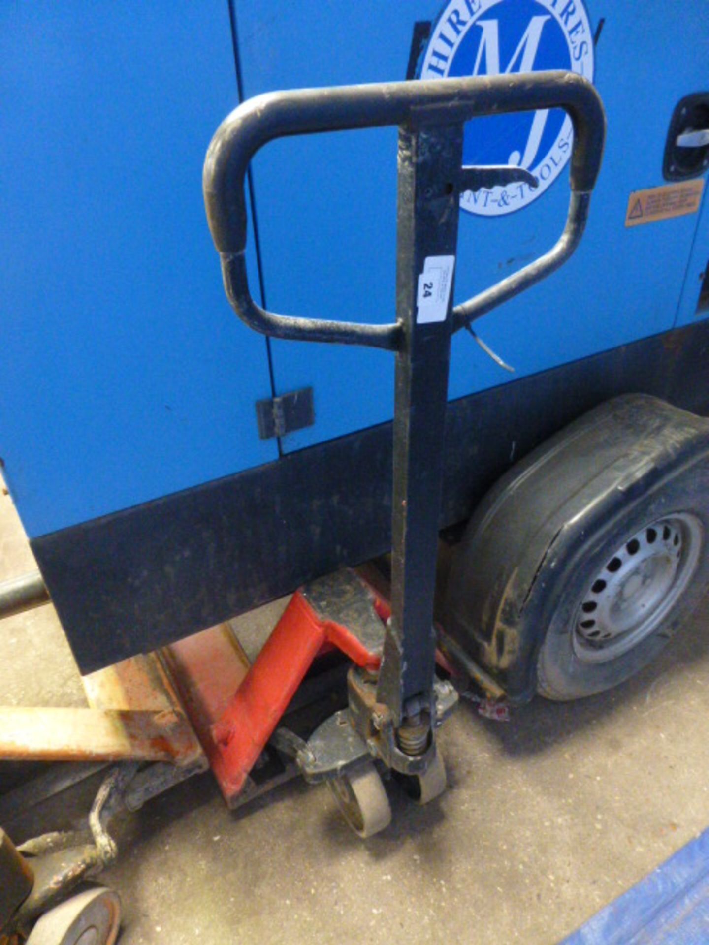 Red pallet truck (A 319108)