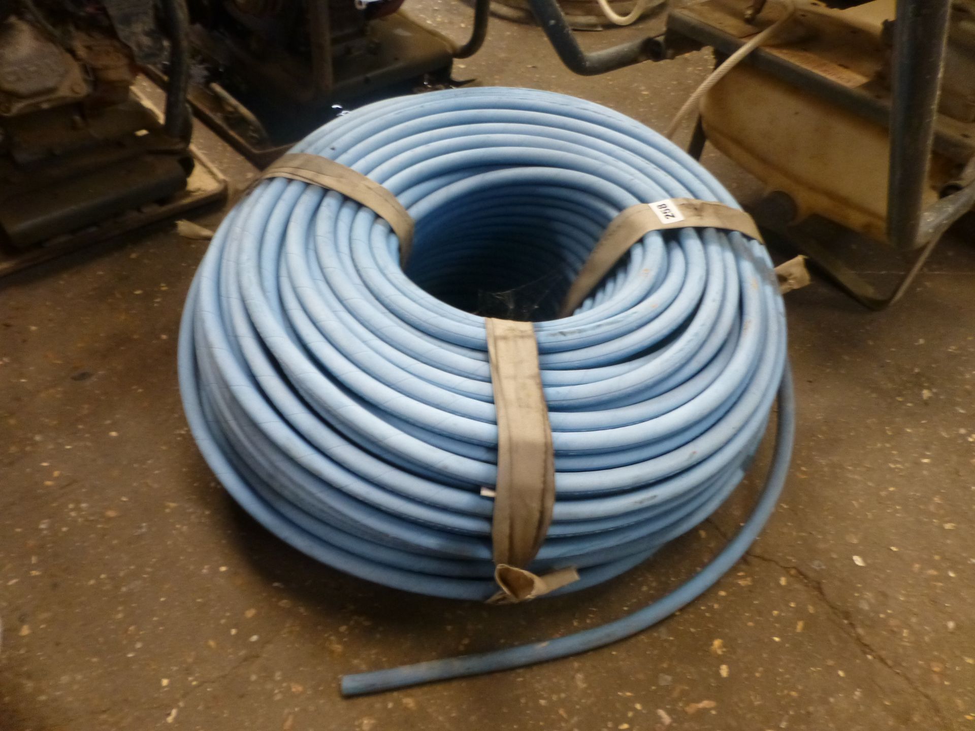 Large bundle of high-pressurised hose