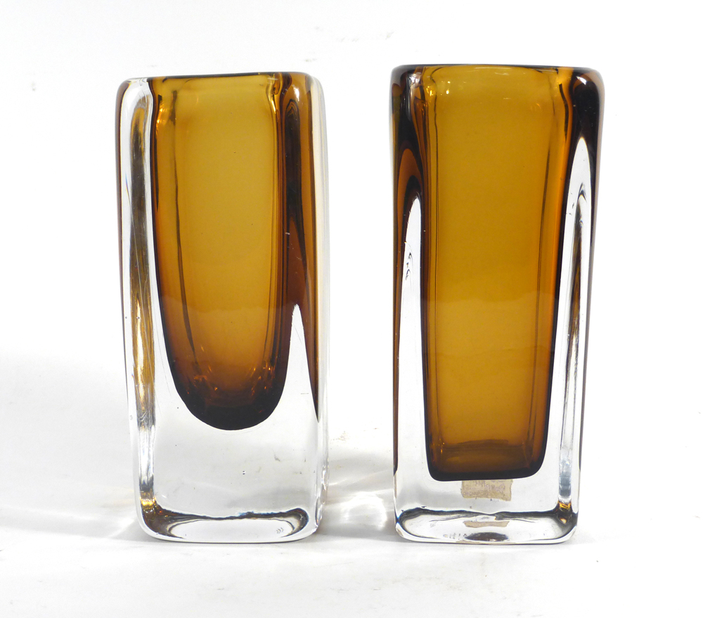 Vicke Lindstrand for Kosta Boda, two 'Sommerso' brown vases, LH1897, max. h. - Image 2 of 6