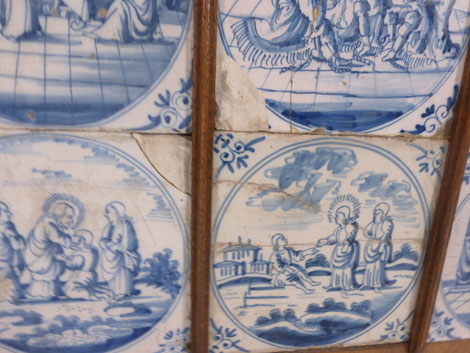 A 1920's oak firescreen inset with nine Delft tiles CONDITION REPORT: Damage to - Image 4 of 6