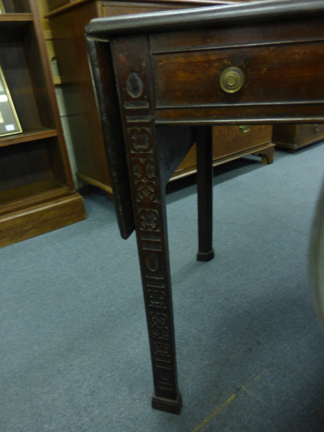 An early 19th century mahogany drop-leaf breakfast table with a single frieze drawer on canted legs, - Image 3 of 6