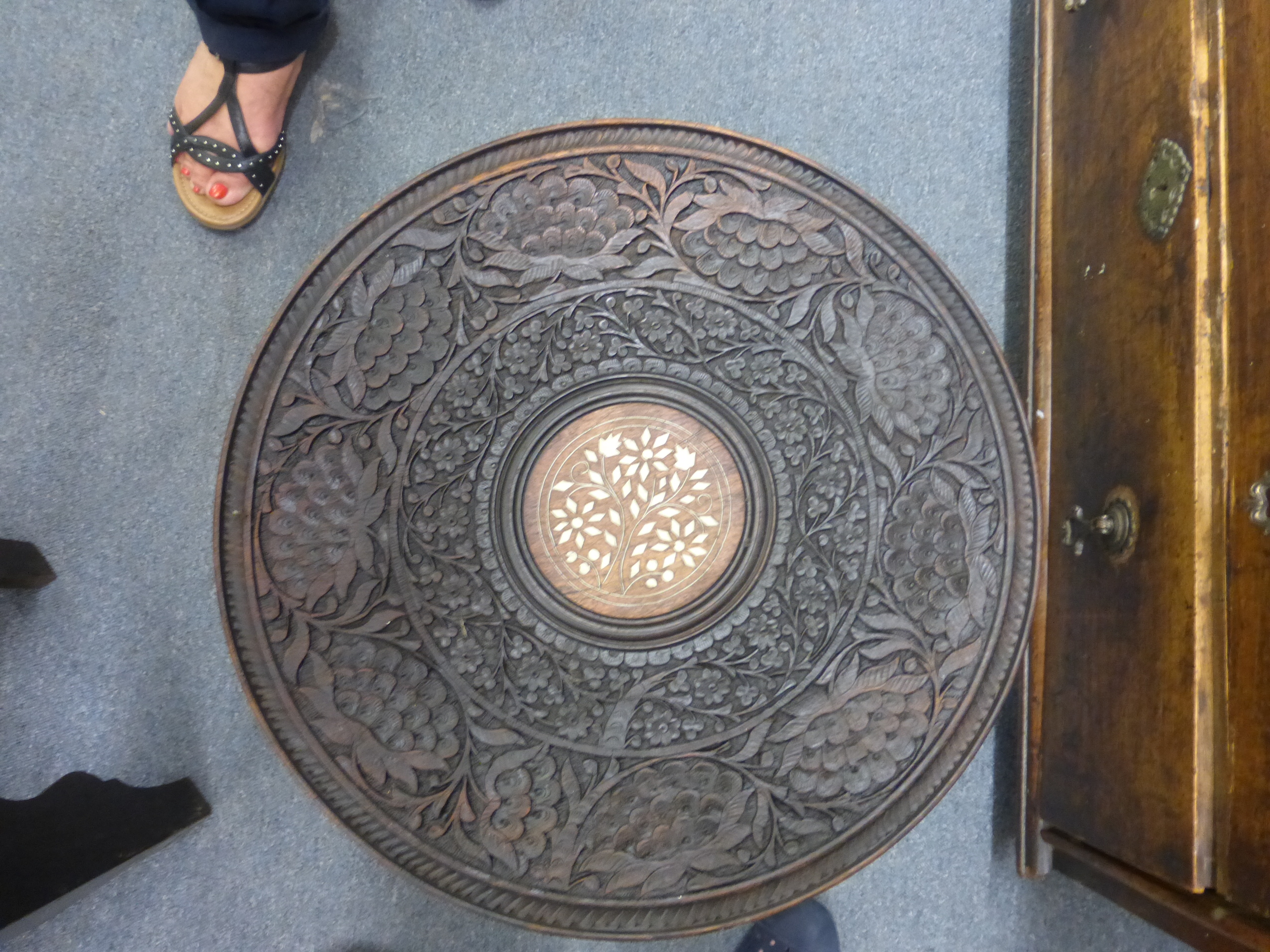 AMENDED DESCRIPTION: A set of three 20th century carved and inlaid Anglo-Indian graduated tables on - Image 11 of 17