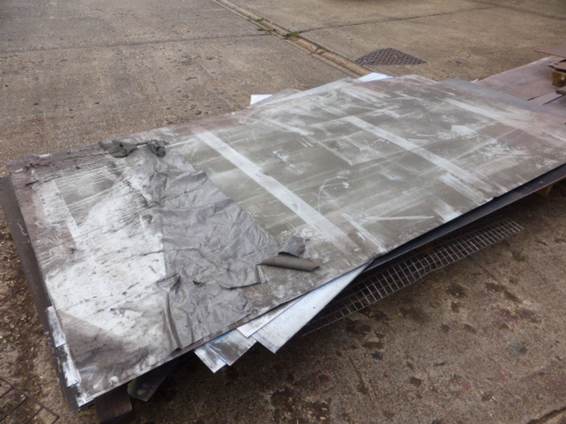 Qty of assorted sheet metal material, various thicknesses, qty of weld mesh etc - Image 6 of 10