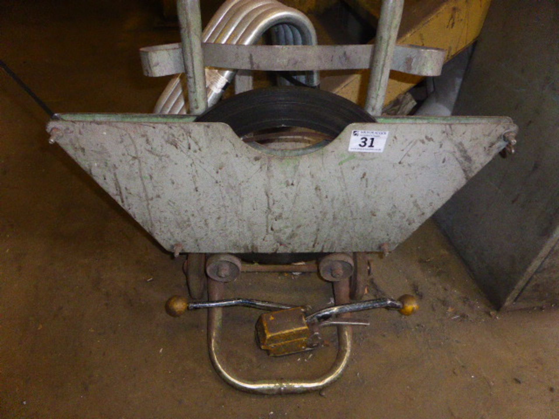 A metal strapping band de-coiler and strapping machine