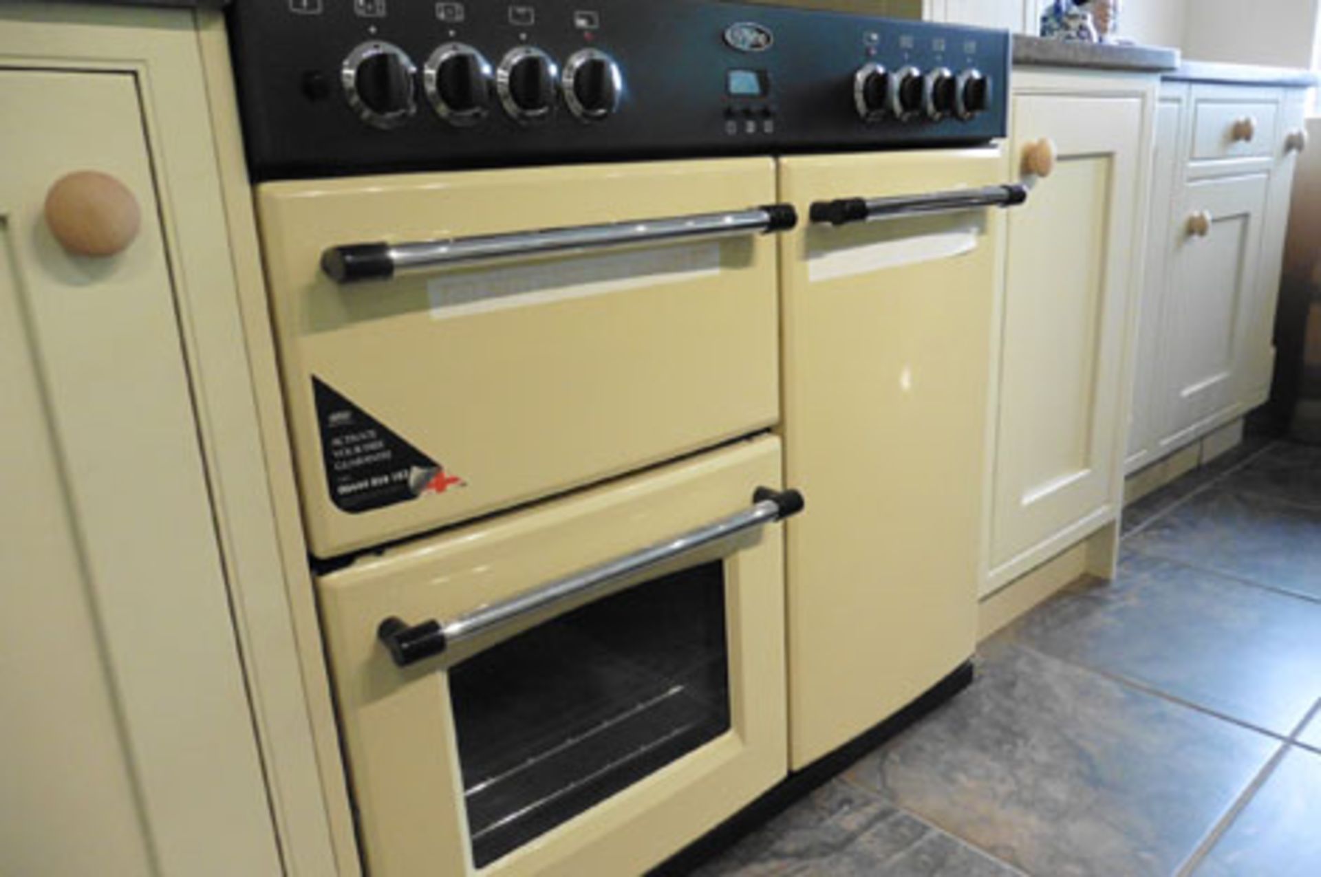 Belling classic range cooker in cream and black with 5 burner hob and 3 ovens, width 90cm Model: - Image 3 of 4