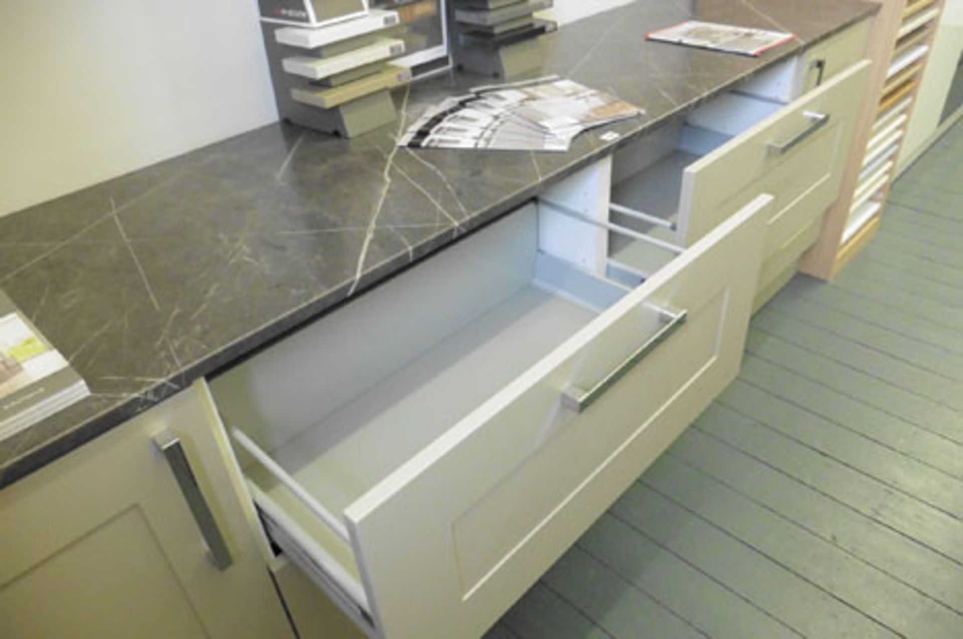 A grey and cream kitchen display with a slate effect worktop, approximate length 258cm - Image 3 of 4