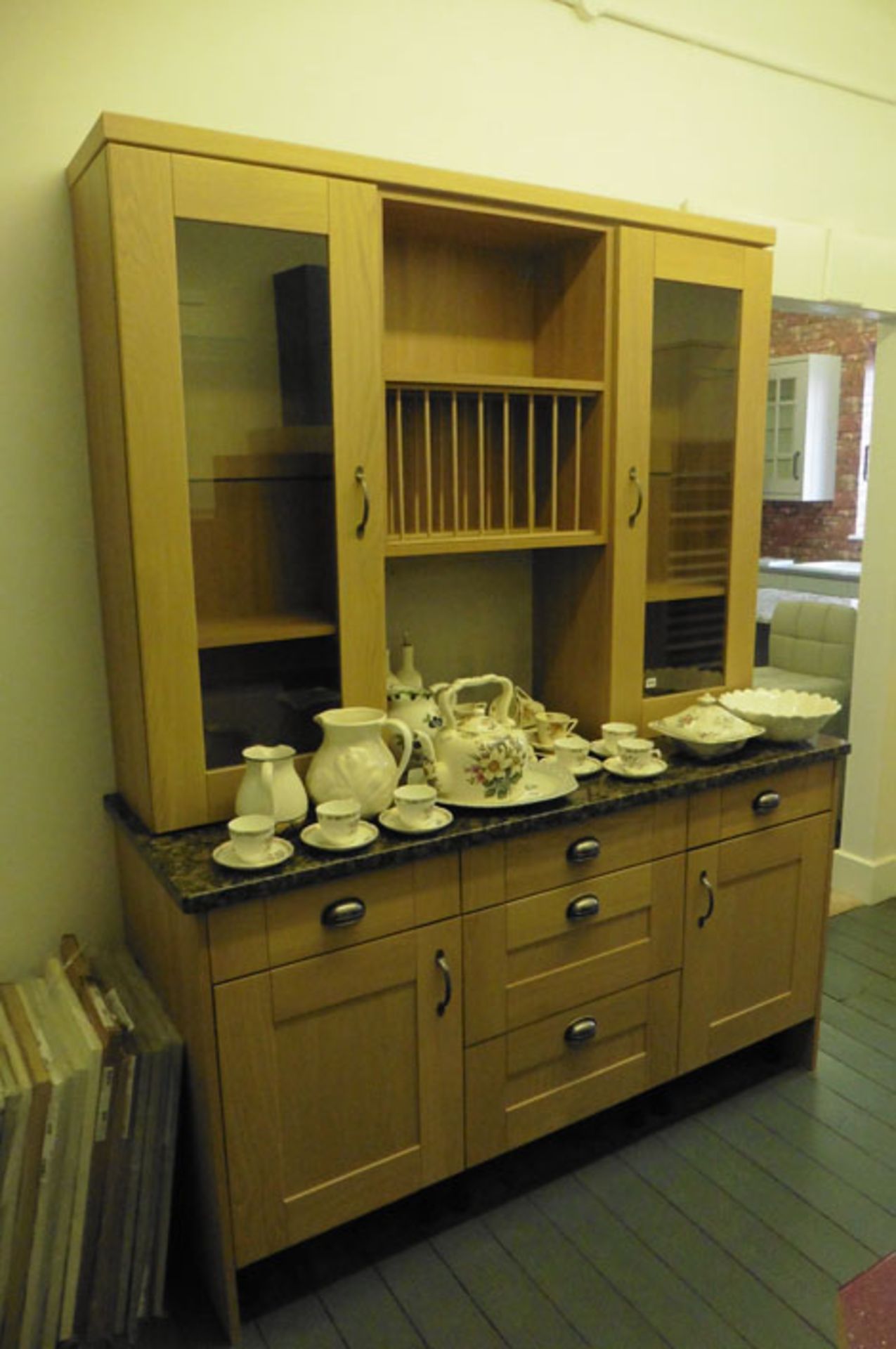 Oak shaker-style kitchen display with a quartz worktop and soft-closer drawers, width approximately: - Image 3 of 3