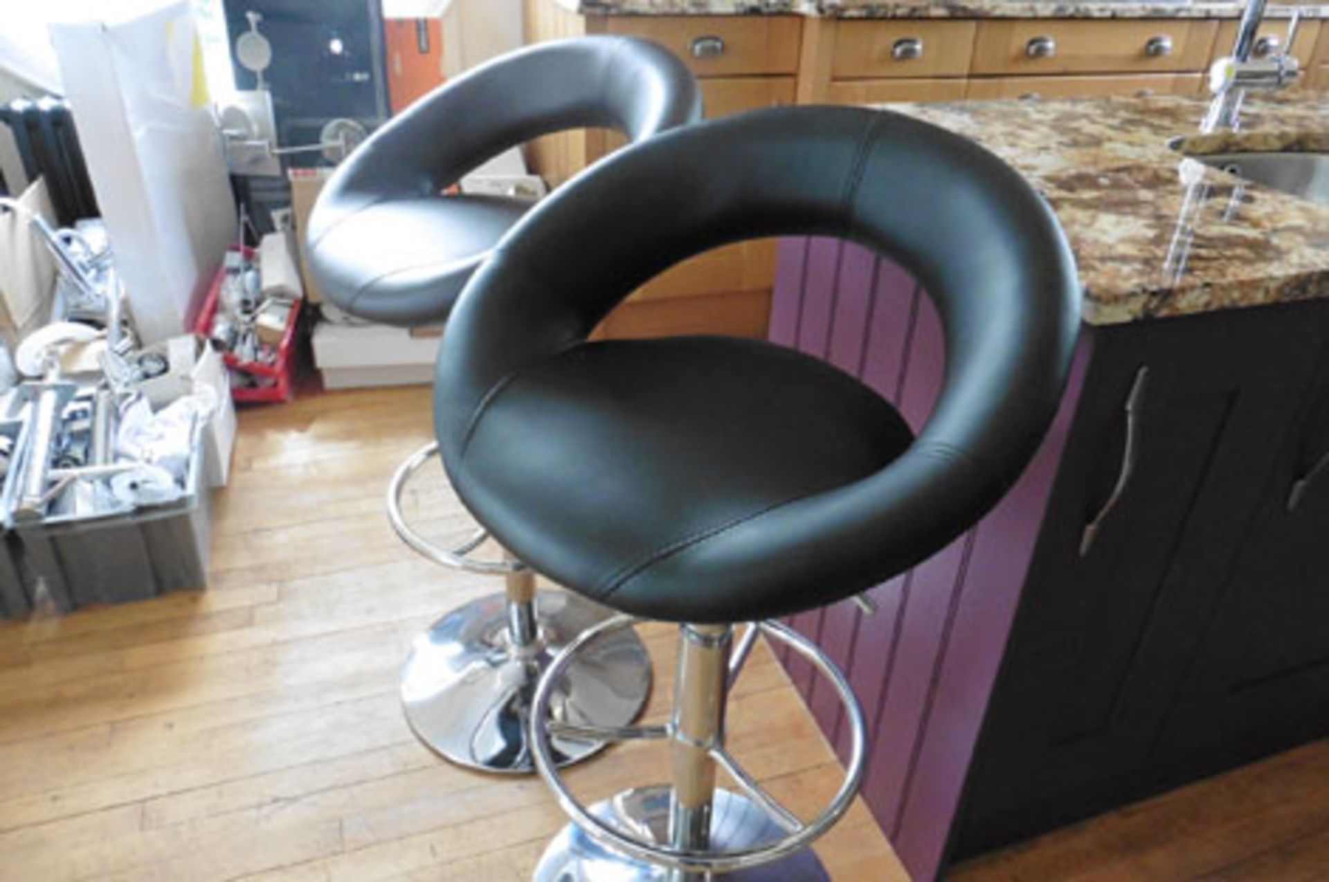 2 leather upholstered and chrome based bar stools with adjustable height (1 chocolate, 1 black) - Image 2 of 2