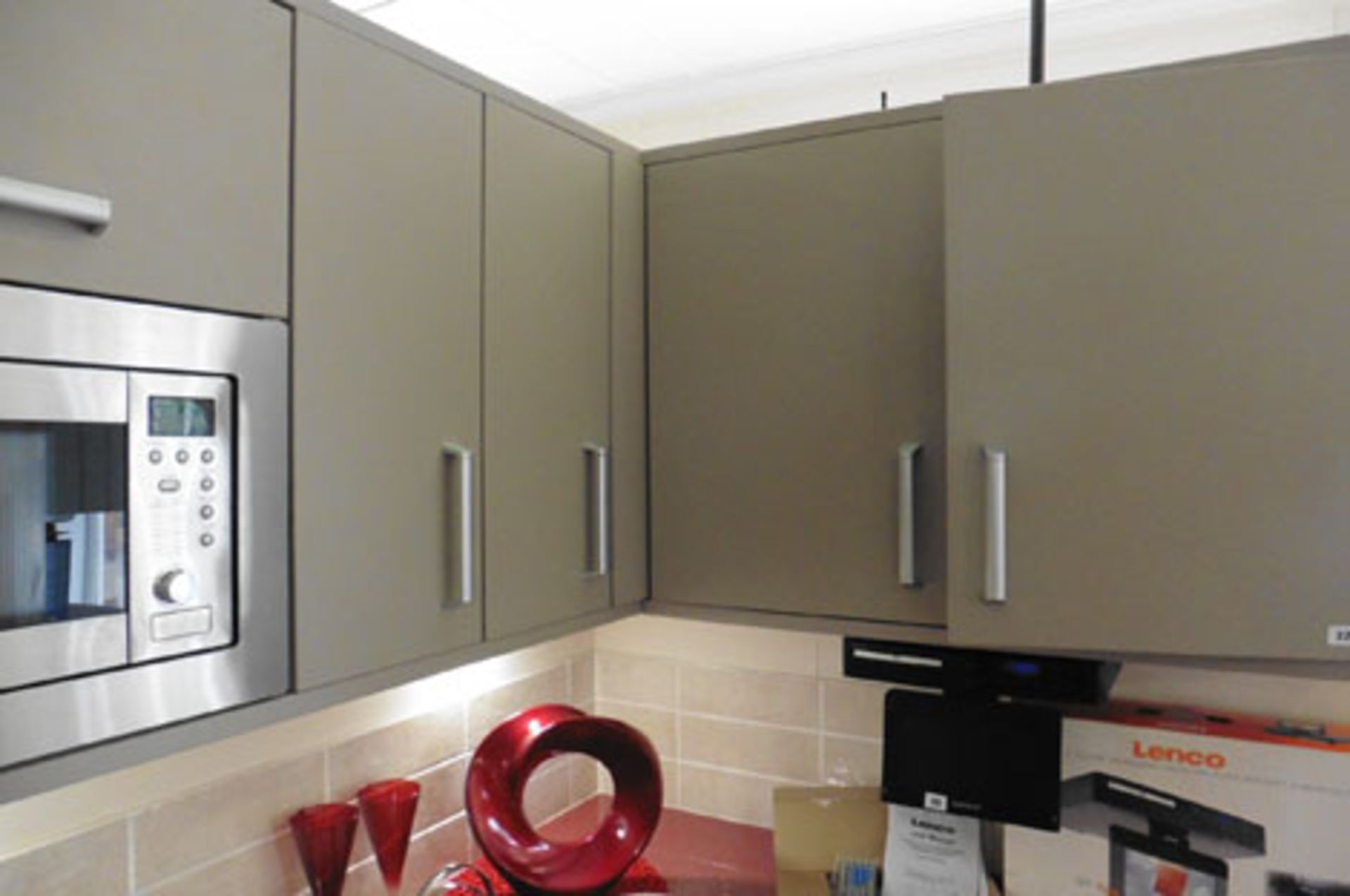 Limed wood beige U-shaped kitchen display with sparkly pink quartz effect work top, pull out - Image 4 of 6