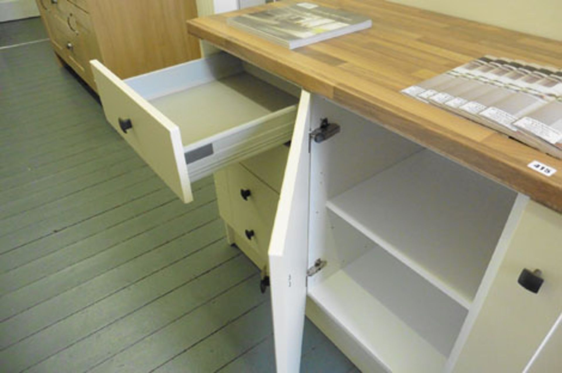 Buttercup cream shaker-style kitchen display with a wood-effect worktop, approximate width: 261 cm - Image 3 of 3