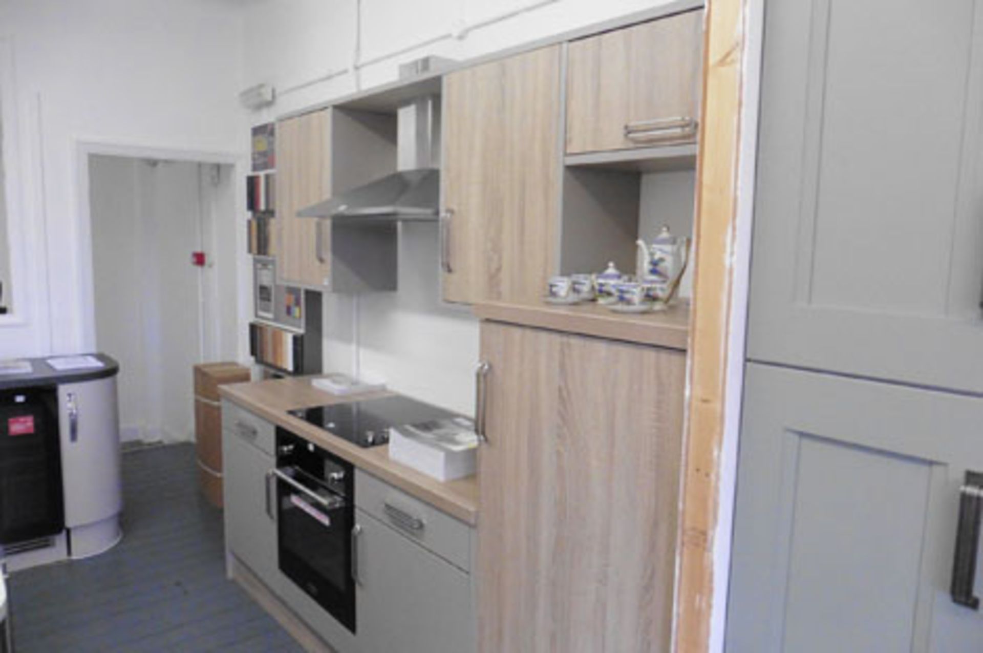 A Colonial Kitchens display in oak and jute finish and soft-closer doors (excluding electrical - Image 2 of 3