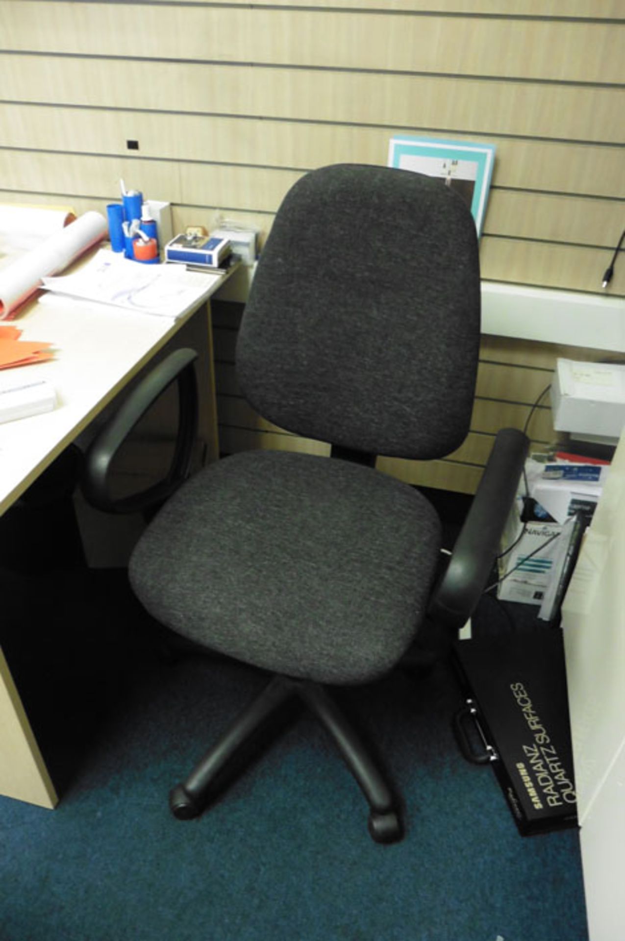 2 light wood desks with 2 charcoal upholstered swivel office armchairs and fitted wall mounted - Bild 3 aus 3