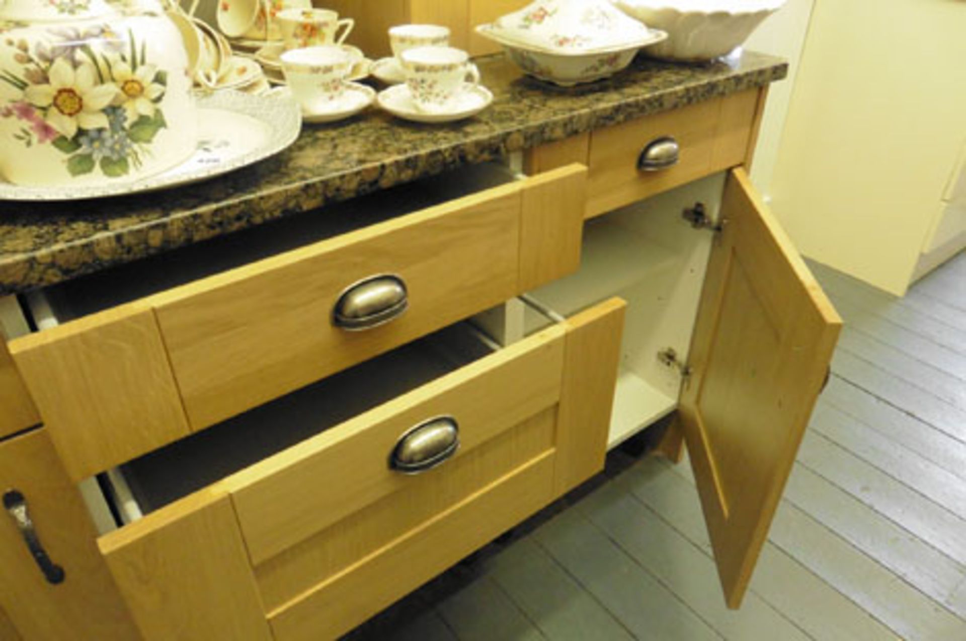 Oak shaker-style kitchen display with a quartz worktop and soft-closer drawers, width approximately: - Image 2 of 3