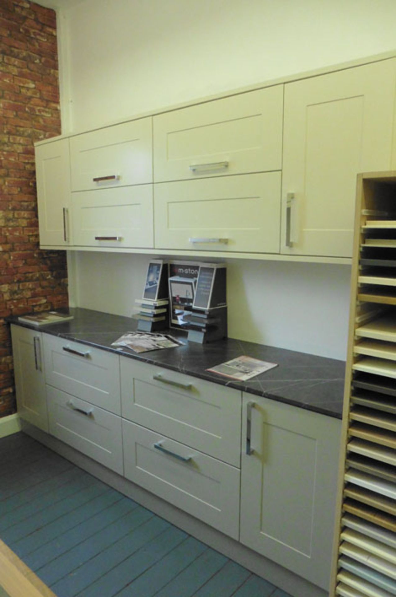 A grey and cream kitchen display with a slate effect worktop, approximate length 258cm - Image 4 of 4