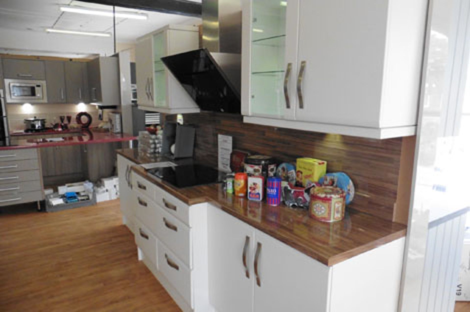 Kitchen display in white with brushed chrome handles, illuminated cabinets, soft closer drawers - Bild 4 aus 5