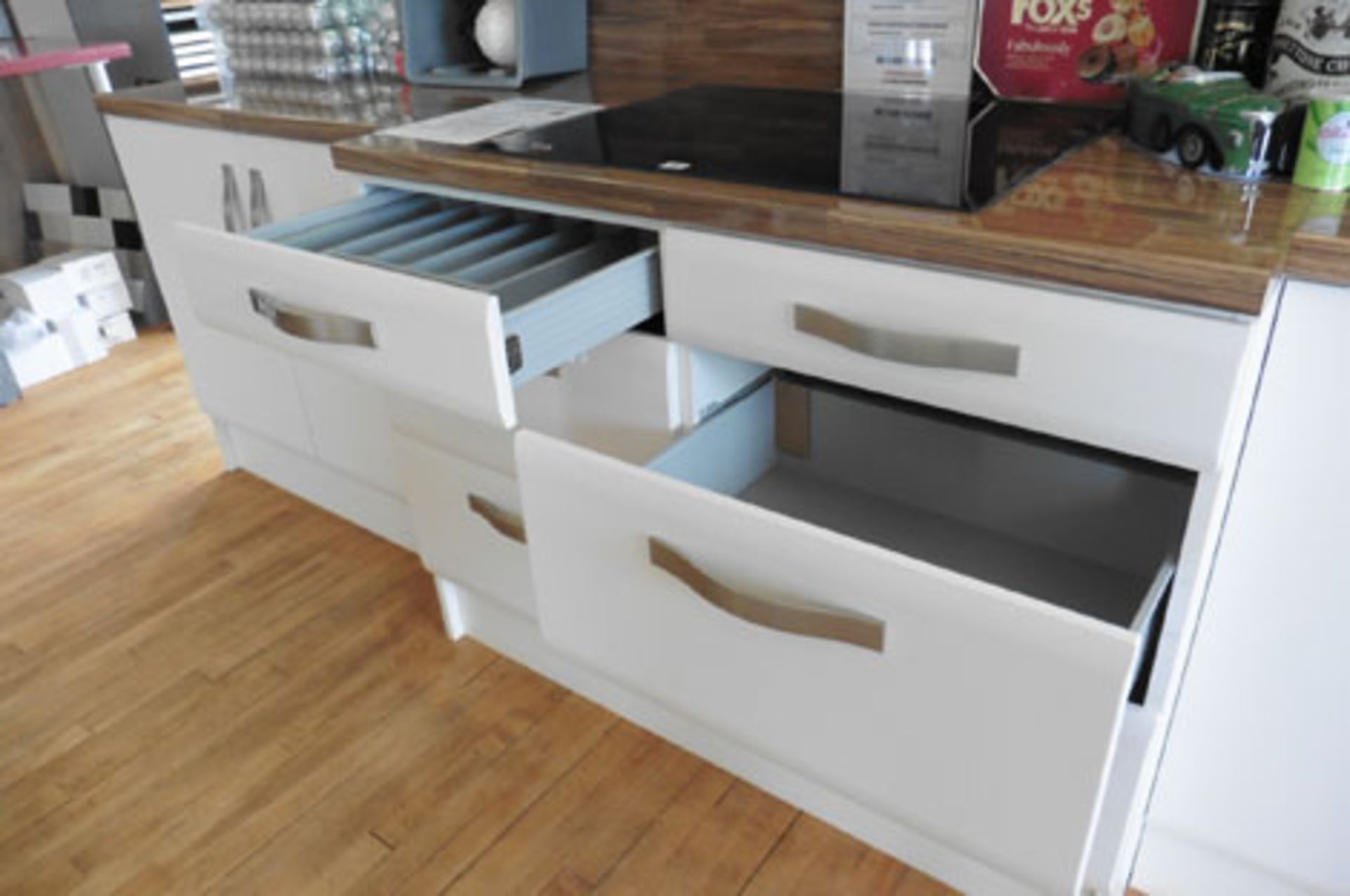 Kitchen display in white with brushed chrome handles, illuminated cabinets, soft closer drawers - Bild 2 aus 5