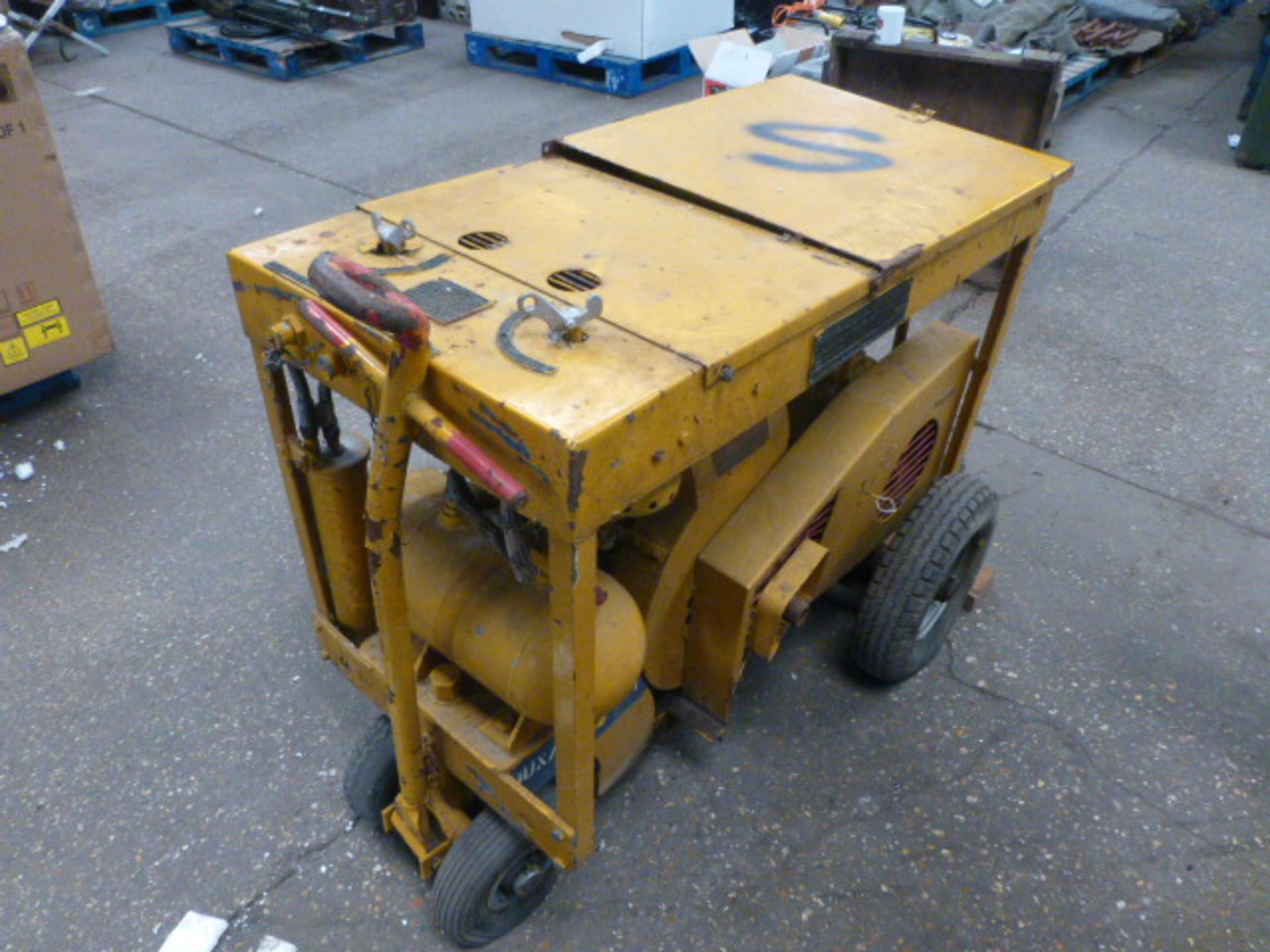 Mobile airfield ground equipment aircraft servicing air compressor with single cylinder pertrol - Image 2 of 2